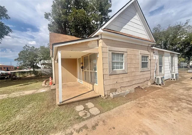 Photo 1 of Single family home for sale at 207 E Liveoak St, Altus, OK 73521 | MLS# 1254892 | Listing updated on 2026-10-22