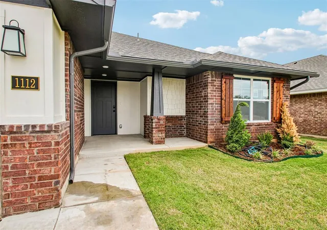 Photo 3 of Single family home for sale at 1112 Redwood Crk Dr, Yukon, OK 73099 | MLS# 1254989 | Listing updated on 2026-10-28