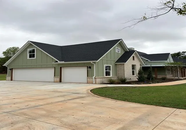 Photo 1 of Single family home for sale at 21100 Reserve Cir, Harrah, OK 73045 | MLS# 1255027 | Listing updated on 2026-10-22