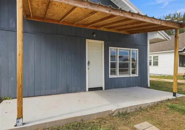 Photo 1 of Single family home for sale at 105 N Highland St, Seminole, OK 74868 | MLS# 1255085 | Listing updated on 2026-10-23