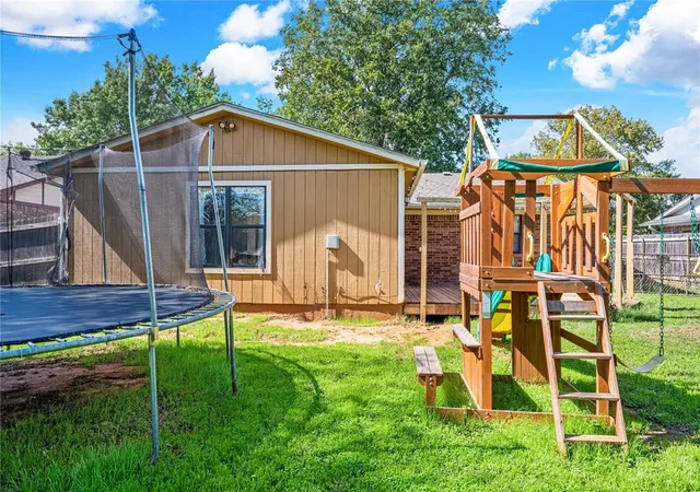 Photo 4 of Single family home for sale at 110 Emery Rd, Duncan, OK 73533 | MLS# 1255095 | Listing updated on 2026-10-24