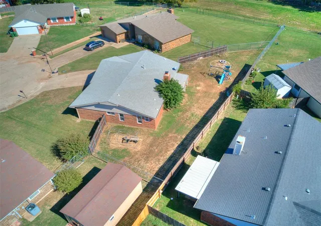 Photo 2 of Sale Pending at 222 Choctaw Pl, Yukon, OK 73099 | MLS# 1255108 | Listing updated on 2026-10-29