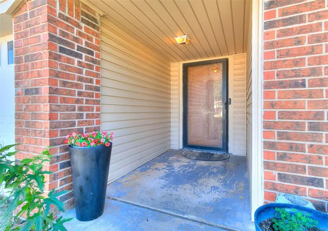 Photo 3 of Sale Pending at 222 Choctaw Pl, Yukon, OK 73099 | MLS# 1255108 | Listing updated on 2026-10-29
