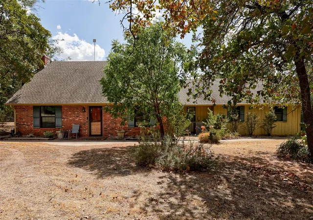 Single family home for sale at 7100 Oak Leaf Rd, Edmond, OK 73013 | MLS# 1255220