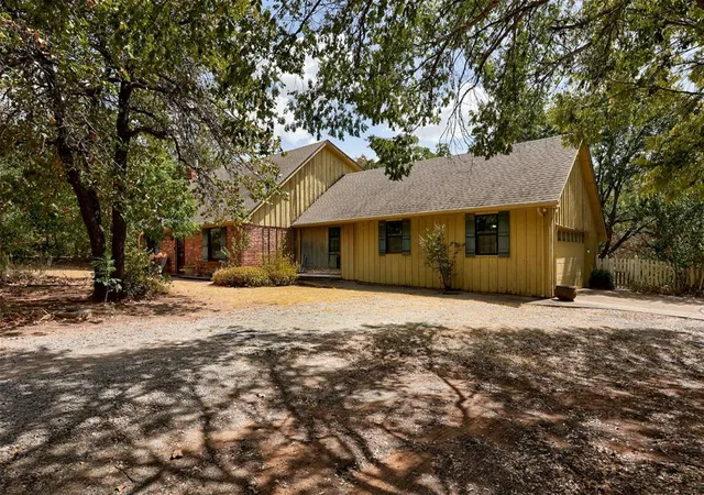 Photo 4 of Single family home for sale at 7100 Oak Leaf Rd, Edmond, OK 73013 | MLS# 1255220 | Listing updated on 2026-10-29