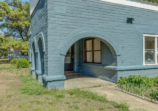 Photo 2 of Single family home for sale at 1827 S 20th Street, Chickasha, OK 73018 | MLS# 1255399 | Listing updated on 2026-10-28