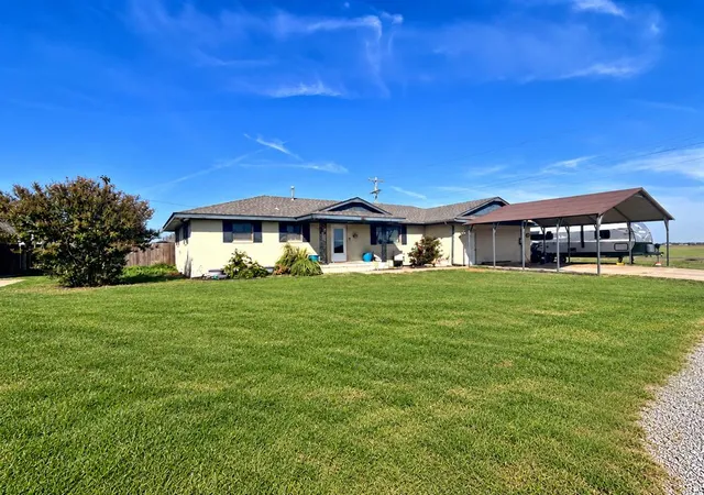 Single family home for sale at 1019 E Lincoln St, Sentinel, OK 73664 | MLS# 1255419