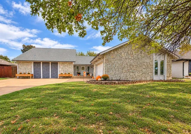 Single family home for sale at 12016 Robinwood Pl, Oklahoma City, OK 73120 | MLS# 1255448