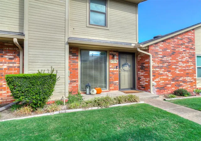 Photo 2 of Townhouse for sale at 1121 Sequoyah St #B, Edmond, OK 73003 | MLS# 1255449 | Listing updated on 2026-10-28