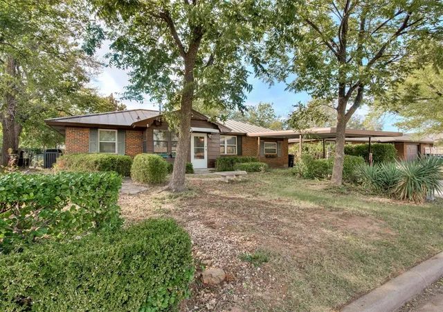 Single family home for sale at 209 S Bristow Ave, Moore, OK 73160 | MLS# 1255450