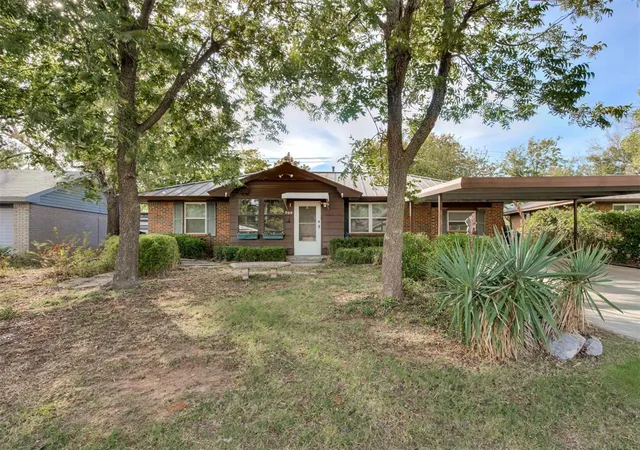 Photo 1 of Single family home for sale at 209 S Bristow Ave, Moore, OK 73160 | MLS# 1255450 | Listing updated on 2026-10-28