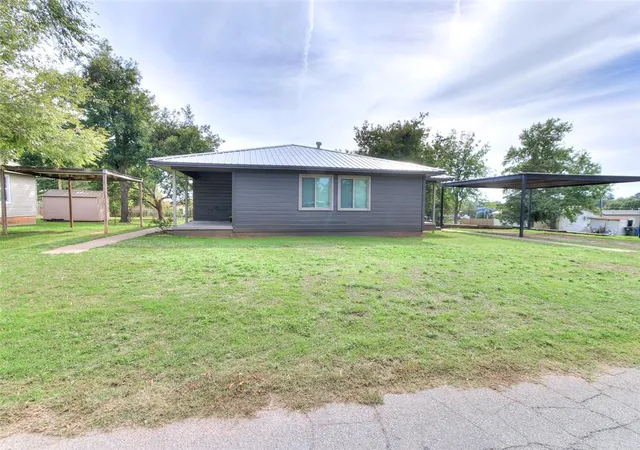 Single family home for sale at 715 W Wisconsin Ave, Chickasha, OK 73018 | MLS# 1255471