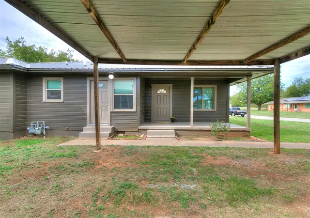 Photo 1 of Single family home for sale at 715 W Wisconsin Ave, Chickasha, OK 73018 | MLS# 1255471 | Listing updated on 2026-10-26