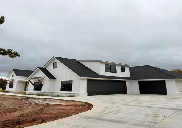 Photo 2 of Single family home for sale at 21077 Reserve Cir, Harrah, OK 73045 | MLS# 1255570 | Listing updated on 2026-10-28