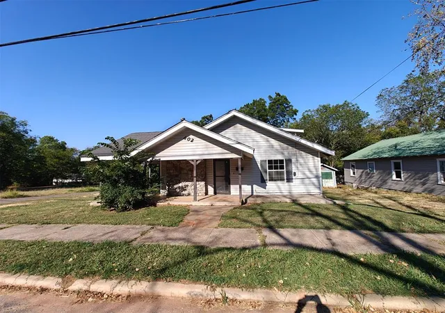 Single family home for sale at 402 N Center Ave, Shawnee, OK 74801 | MLS# 1255626