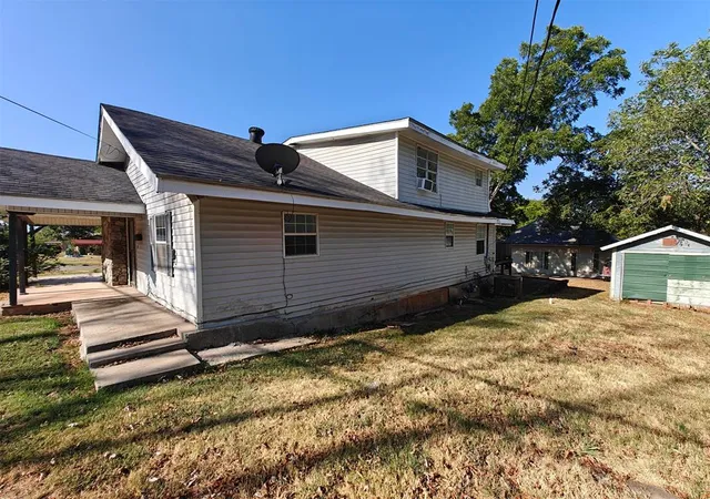 Photo 2 of Single family home for sale at 402 N Center Ave, Shawnee, OK 74801 | MLS# 1255626 | Listing updated on 2026-10-29