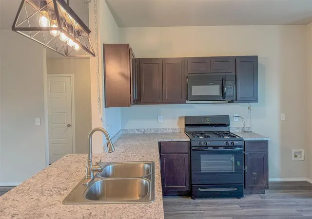 Photo 4 of Single family home for sale at 528 Fox Burrow Ln, Newcastle, OK 73065 | MLS# 1255711 | Listing updated on 2026-10-28
