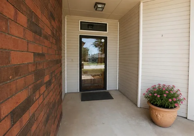 Photo 4 of Single family home for sale at 7200 NW 102nd Street, Oklahoma City, OK 73162 | MLS# 1255737 | Listing updated on 2026-10-28