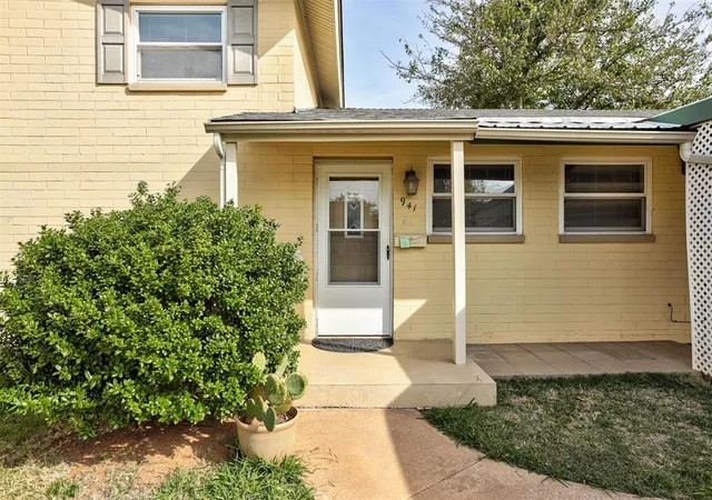 Photo 2 of Single family home for sale at 941 NW 22nd Street, Moore, OK 73160 | MLS# 1255822 | Listing updated on 2026-10-30
