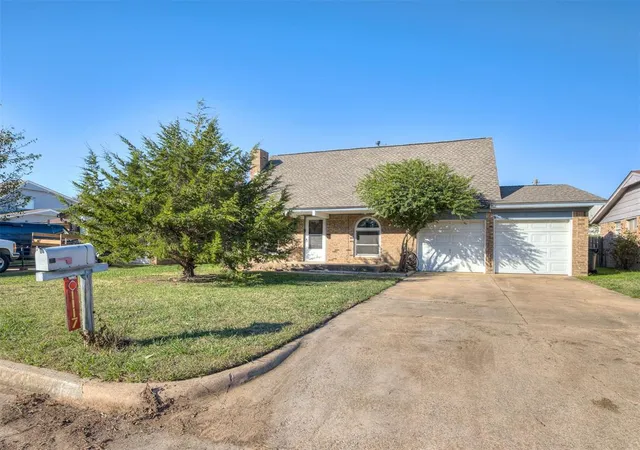 Single family home for sale at 1117 Kings Ct, Moore, OK 73160 | MLS# 1255854