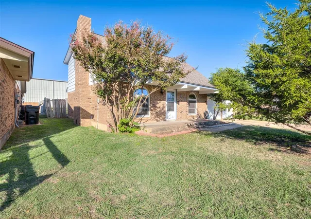 Photo 2 of Single family home for sale at 1117 Kings Ct, Moore, OK 73160 | MLS# 1255854 | Listing updated on 2026-10-30