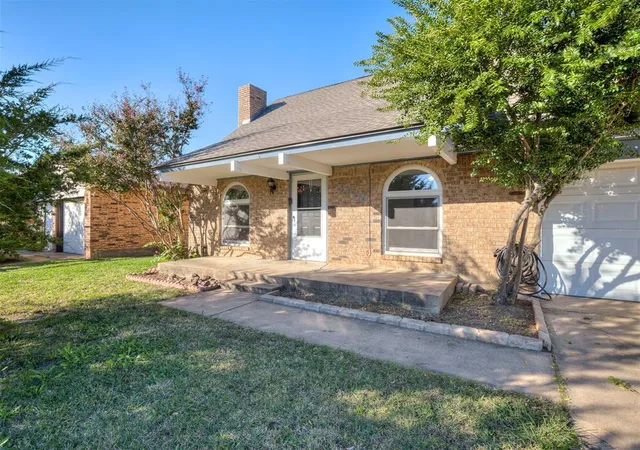 Photo 3 of Single family home for sale at 1117 Kings Ct, Moore, OK 73160 | MLS# 1255854 | Listing updated on 2026-10-30