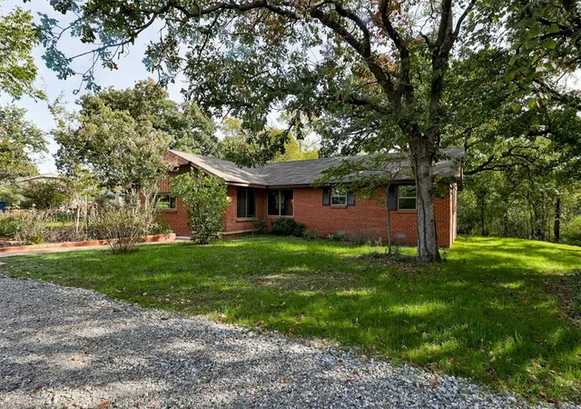 Single family home for sale at 1000 Liveoak Dr, Edmond, OK 73034 | MLS# 1255916