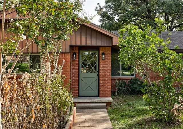 Photo 1 of Single family home for sale at 1000 Liveoak Dr, Edmond, OK 73034 | MLS# 1255916 | Listing updated on 2026-10-31