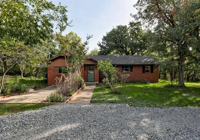 Photo 3 of Single family home for sale at 1000 Liveoak Dr, Edmond, OK 73034 | MLS# 1255916 | Listing updated on 2026-10-31
