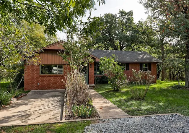 Photo 4 of Single family home for sale at 1000 Liveoak Dr, Edmond, OK 73034 | MLS# 1255916 | Listing updated on 2026-10-31