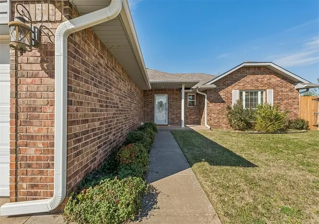Photo 2 of Single family home for sale at 1932 Aspen Pl, Shawnee, OK 74804 | MLS# 1255928 | Listing updated on 2026-10-29