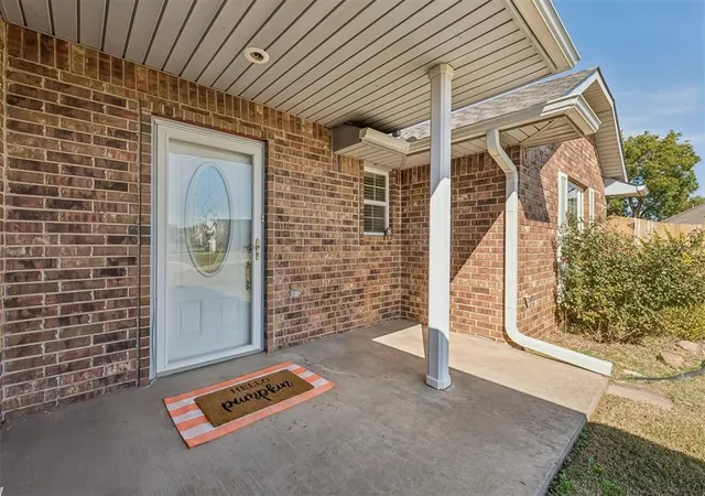 Photo 3 of Single family home for sale at 1932 Aspen Pl, Shawnee, OK 74804 | MLS# 1255928 | Listing updated on 2026-10-29