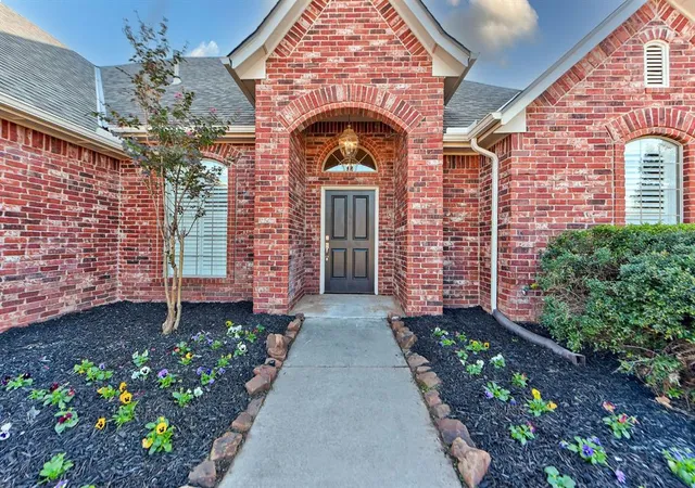 Photo 3 of Single family home for sale at 1017 Hearthstone Dr, Norman, OK 73072 | MLS# 1255930 | Listing updated on 2026-10-29