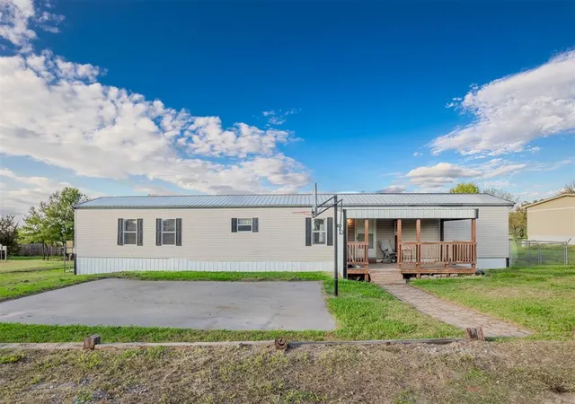 Photo 1 of Single family home for sale at 104 Savanna Sq, Shawnee, OK 74804 | MLS# 1255939 | Listing updated on 2026-10-29