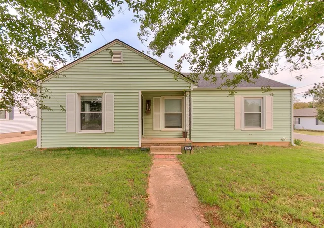 Single family home for sale at 425 S 9th Street, Yukon, OK 73099 | MLS# 1255995