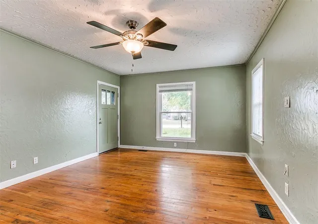 Photo 4 of Single family home for sale at 425 S 9th Street, Yukon, OK 73099 | MLS# 1255995 | Listing updated on 2026-10-29