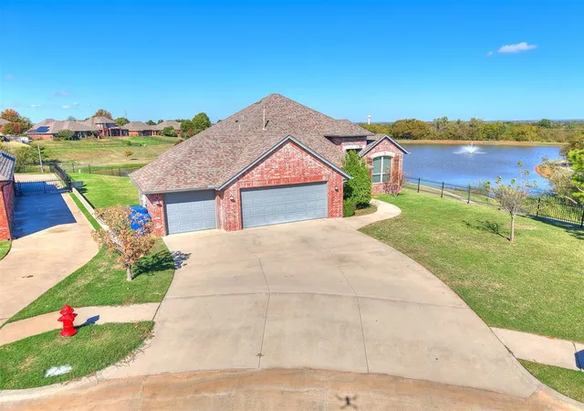 Single family home for sale at 300 Summit Way, Norman, OK 73071 | MLS# 1256001