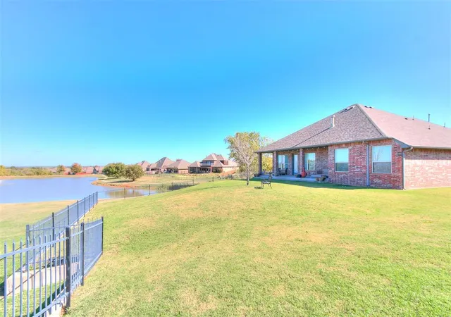 Photo 4 of Single family home for sale at 300 Summit Way, Norman, OK 73071 | MLS# 1256001 | Listing updated on 2026-10-29