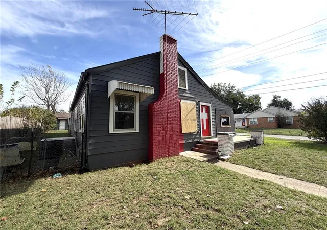 Photo 2 of Single family home for sale at 1427 S 14th Street, Chickasha, OK 73018 | MLS# 1256030 | Listing updated on 2026-10-29
