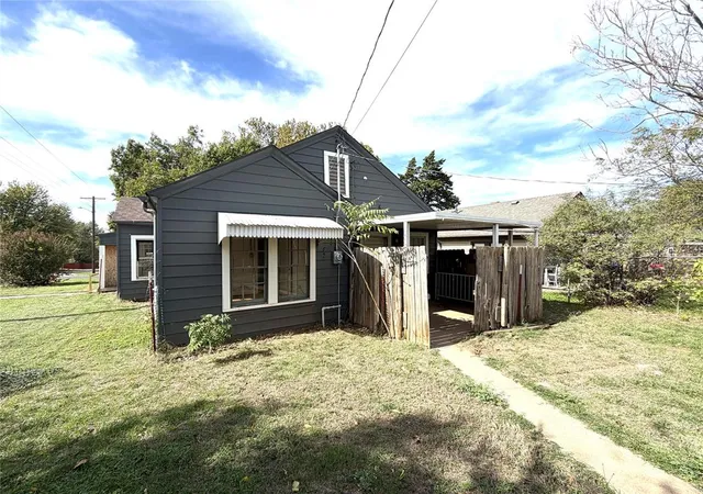 Photo 3 of Single family home for sale at 1427 S 14th Street, Chickasha, OK 73018 | MLS# 1256030 | Listing updated on 2026-10-29