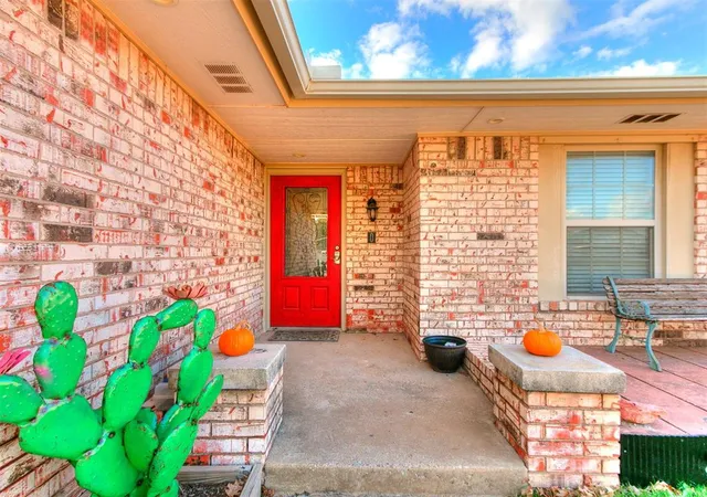 Single family home for sale at 725 Saint Charles St, Moore, OK 73160 | MLS# 1256033