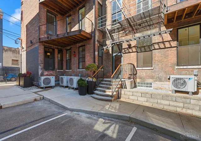 2nd image of 1508 Pleasant St, Cincinnati, OH 45202