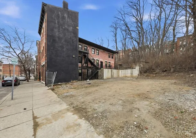 2nd image of 142 E Clifton Ave, Cincinnati, OH 45202 | MLS# 1867097