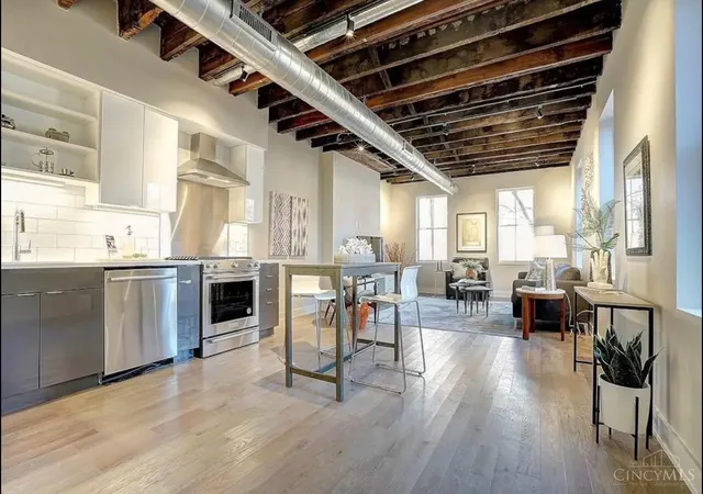 3rd image of 121 Grn St, Cincinnati, OH 45202