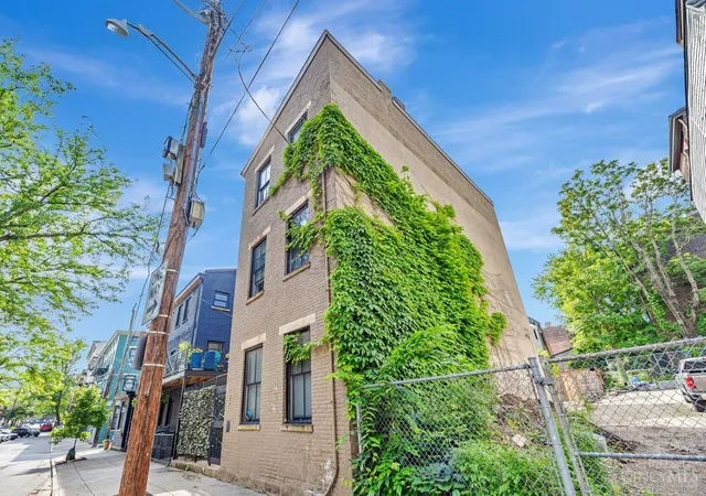 2nd image of 121 Grn St, Cincinnati, OH 45202