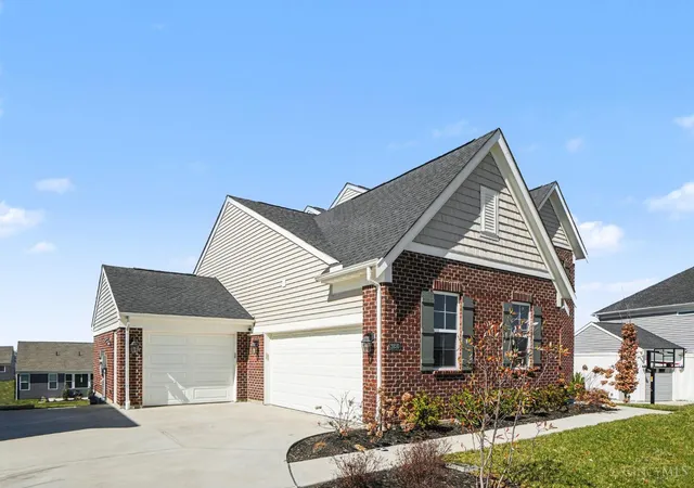 Photo 3 of Single family home for sale at 2850 Buckridge Dr, Cincinnati, OH 45233 | MLS# 1871245 | Listing updated on 2026-05-08