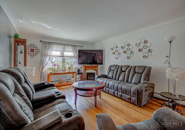 3rd image of 4760 Clevesdale Dr, Cincinnati, OH 45238 | MLS# 1874875