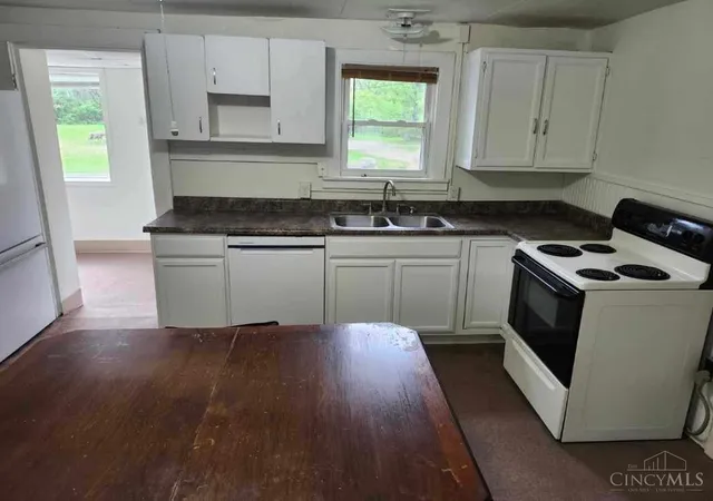 Photo 2 of Single family home for sale at 136 Cottonwood Dr, Hamilton, OH 45013 | MLS# 1875157 | Listing updated on 2026-05-22