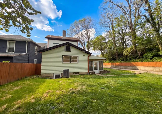 Photo 4 of Sale Pending at 233 S C St, Hamilton, OH 45013 | MLS# 1876733 | Listing updated on 2026-08-31