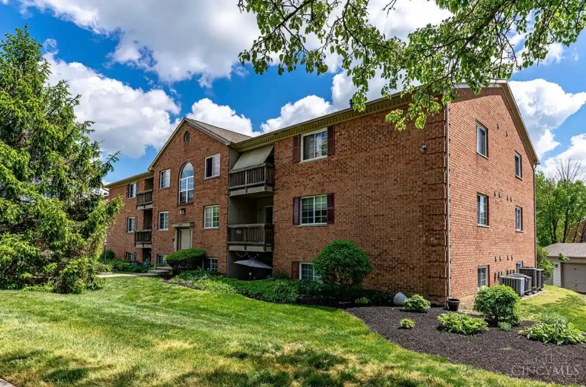 Listing Photo 2 - Condo for sale in 1575 Gelhot Dr located at 1575 Gelhot Dr, Fairfield, OH 45014 - Unit #90